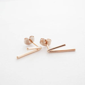Lucy Bar Studs: Gold